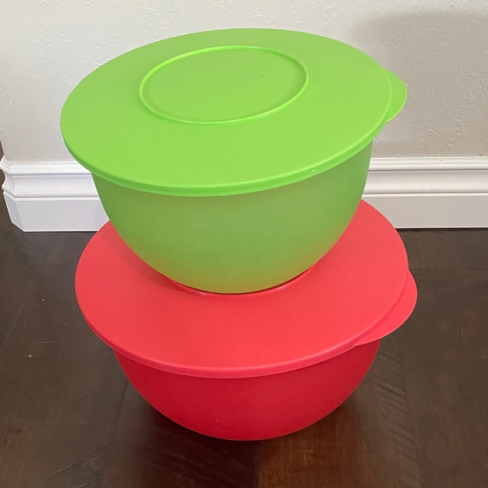 Tupperware Bright Green and Red Bowl Set